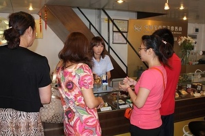 深圳大运会今开幕，带动地金热潮 金银饰品抢购现场直击